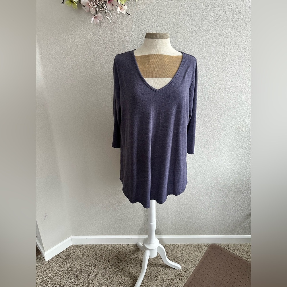 Torrid V-neck purple short sleeve Tee size 1